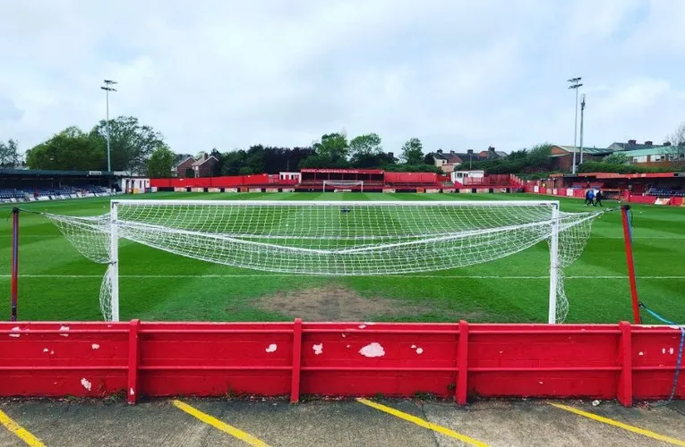 Khung cảnh phía sau khung thành tại sân Impact Arena của Alfreton Town, thể hiện tầm nhìn từ khu vực khán đài