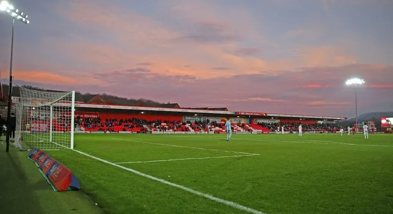 Khung cảnh sân Crown Ground trong ngày thi đấu, với các cổ động viên Accrington Stanley