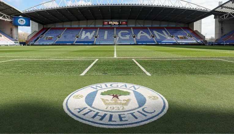 Khung cảnh sân đấu của Sân vận động Brick Community, nơi diễn ra các trận đấu của Wigan Athletic