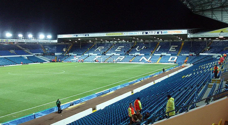 Khung cảnh sân Elland Road nhìn từ khán đài, cho thấy tầm nhìn rộng thoáng