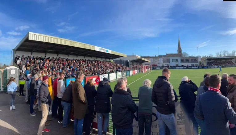 Khung cảnh sân Meadowbank của Dorking Wanderers vào ngày thi đấu