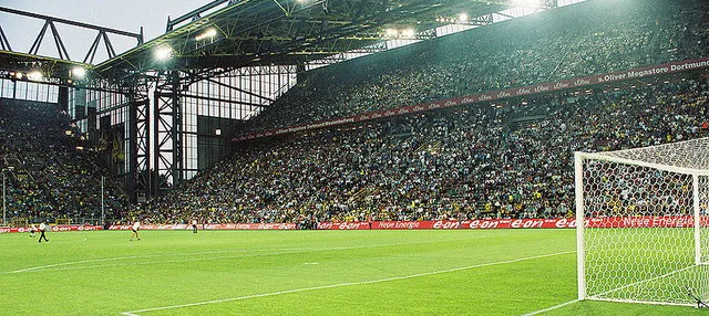 Khung cảnh sân Signal Iduna Park nhìn từ mặt cỏ sân bóng