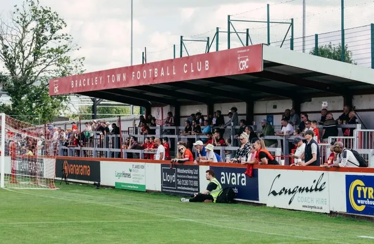 Khung cảnh sân St James Park Brackley trong một ngày thi đấu, thể hiện không khí bóng đá địa phương