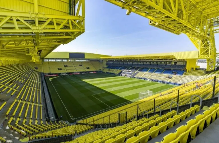 Khung cảnh sân vận động Estadio de la Cerámica nhìn từ khán đài