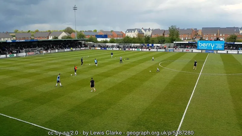 Khung cảnh sân vận động Raymond McEnhill trong một ngày diễn ra trận đấu của Salisbury FC