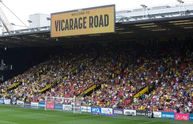 Khung cảnh sân vận động Vicarage Road rực rỡ trong ngày thi đấu, sẵn sàng chào đón người hâm mộ.