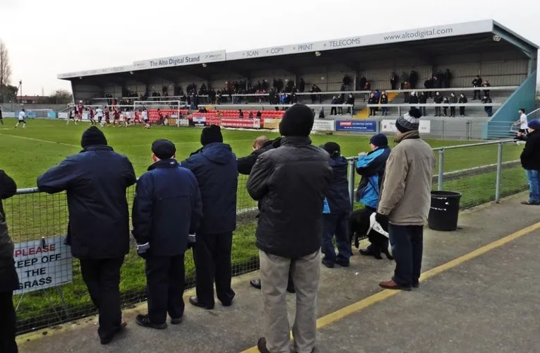 Khung cảnh sân vận động Woodspring trong ngày thi đấu của Weston-super-Mare AFC với khán giả