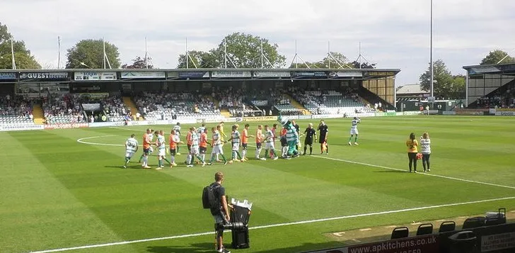 Khung cảnh trận đấu Yeovil Town đối đầu Luton Town tại Huish Park