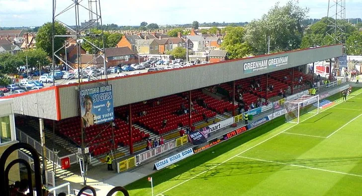 Khung cảnh từ khán đài Town End tại The County Ground Swindon