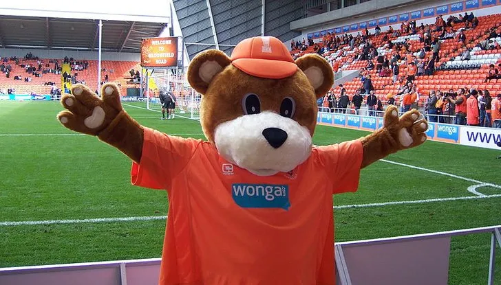 Linh vật Bloomfield Bear của Blackpool FC, chụp tại sân vận động Bloomfield Road