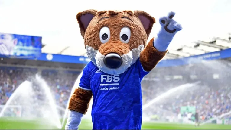 Linh vật Filbert the Fox của Leicester City đang vẫy tay chào người hâm mộ trên sân cỏ