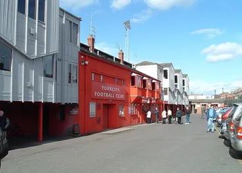 Lối vào chính của sân vận động Bootham Crescent, sân nhà cũ của York City FC