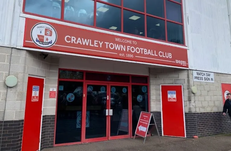 Lối vào chính của sân vận động Broadfield Stadium tại Crawley, thu hút người hâm mộ đến xem các trận đấu của Crawley Town FC