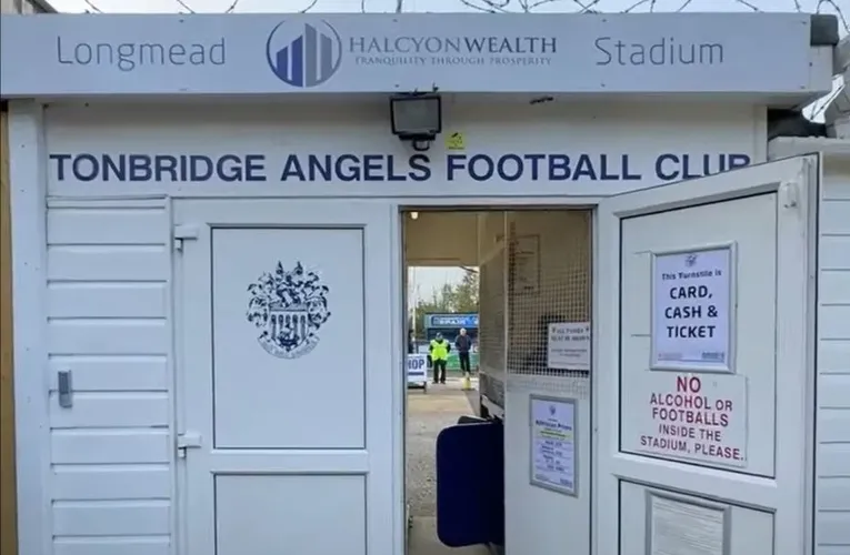 Lối vào chính của Sân vận động Longmead, chào đón người hâm mộ đến xem Tonbridge Angels thi đấu