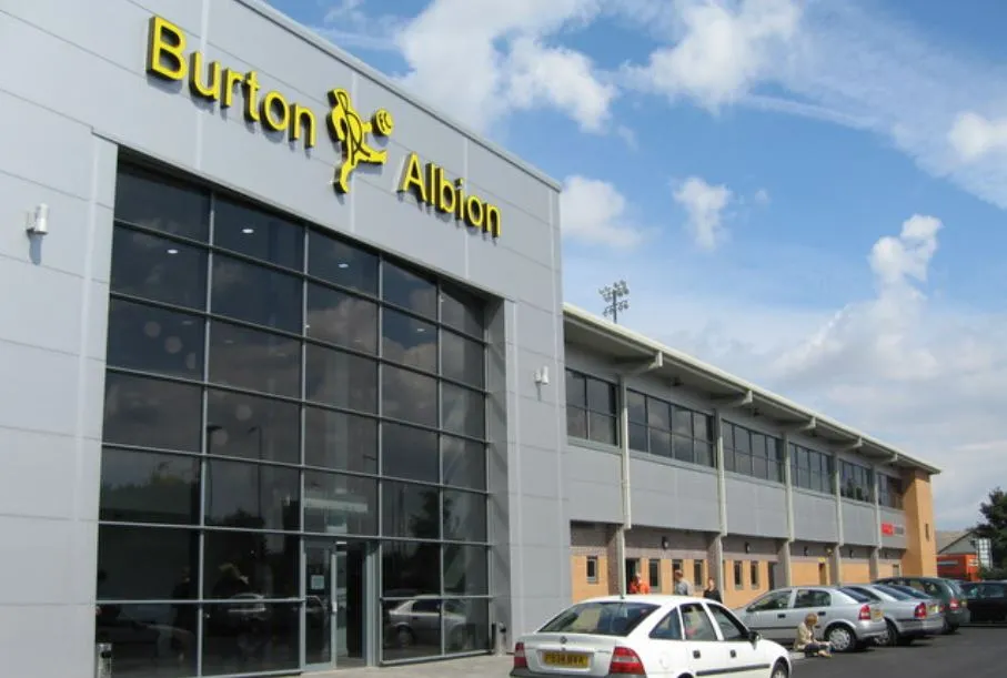 Lối vào chính của sân vận động Pirelli, chào đón người hâm mộ Burton Albion