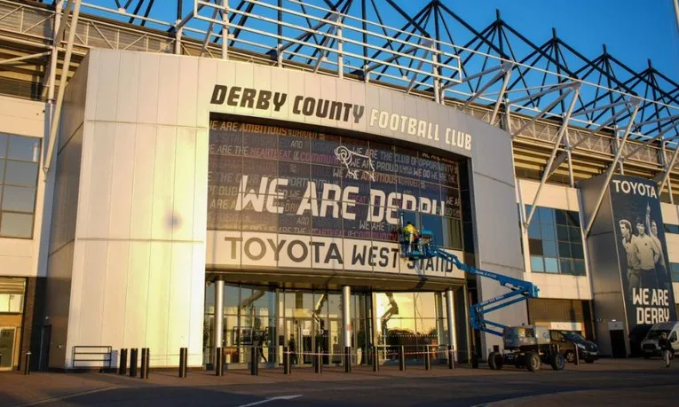 Lối vào chính của sân vận động Pride Park với kiến trúc cổng chào nổi bật
