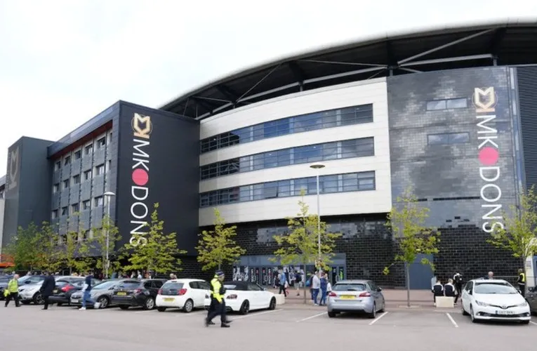lối vào chính của Stadium MK, kiến trúc hiện đại và biển hiệu rõ ràng