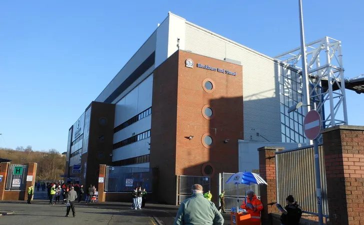 Lối vào chính sân Ewood Park, kiến trúc cổ kính đặc trưng của sân nhà Blackburn Rovers, chào đón người hâm mộ đến với các trận đấu.