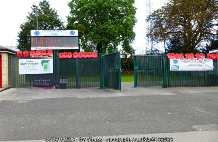 Lối vào chính sân Recreation Ground của Aldershot Town