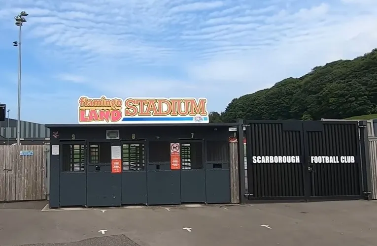 Lối vào chính sân vận động Flamingo Land, sân nhà của Scarborough Athletic FC