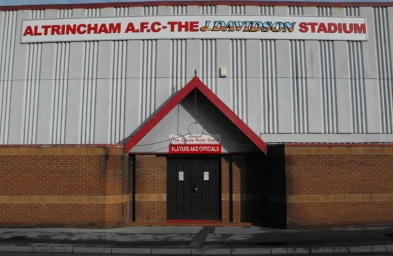 Lối vào của cầu thủ tại sân J Davidson của Altrincham FC, nơi các đội bóng ra sân thi đấu