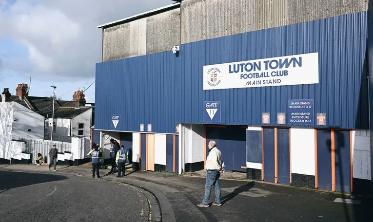 Lối vào khán đài chính tại sân Kenilworth Road của Luton Town