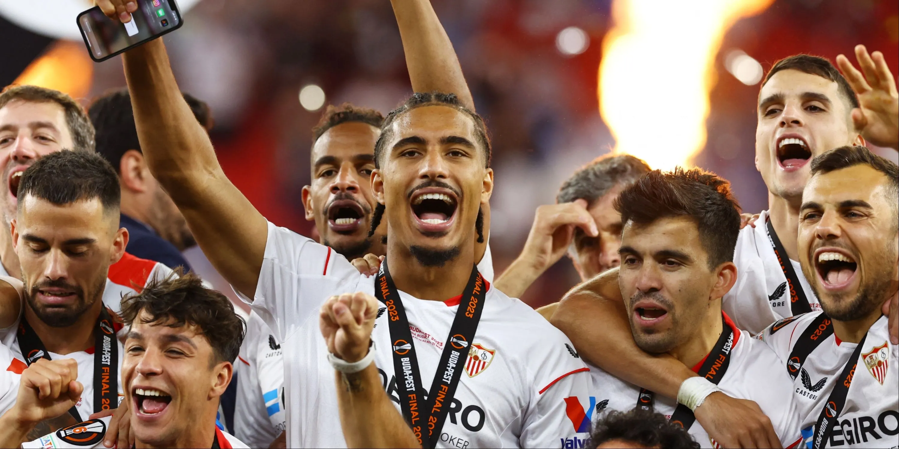 Loic Bade trong màu áo Sevilla, cầu thủ được Sunderland quan tâm