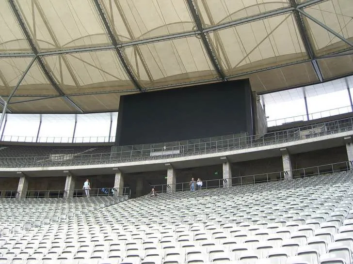 Màn hình lớn Jumbo Screen tại Olympiastadion Berlin hiển thị thông tin trận đấu