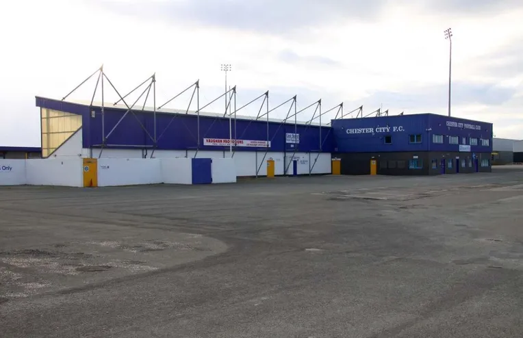 Mặt ngoài của Sân Deva Stadium nhìn từ xa, nơi diễn ra các trận đấu của Chester FC