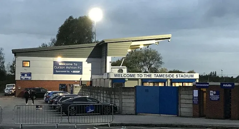 Mặt ngoài của Tameside Stadium, thể hiện kiến trúc hiện đại và gọn gàng của sân vận động