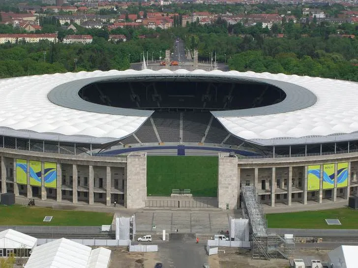 Mặt ngoài kiến trúc sân vận động Olympiastadion Berlin, cổng vào và khu vực xung quanh