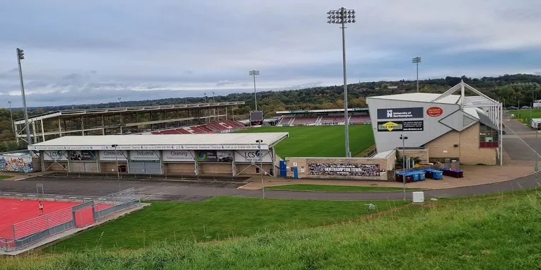Mặt ngoài sân vận động Sixfields