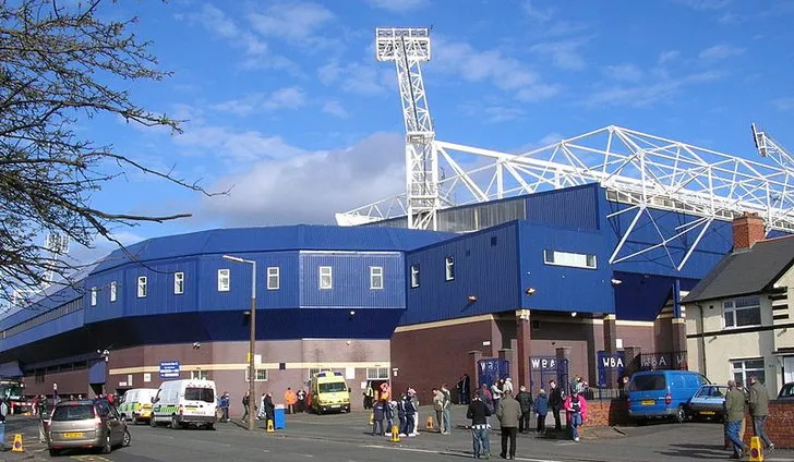Mặt ngoài sân vận động The Hawthorns với kiến trúc đặc trưng, biểu tượng của West Brom
