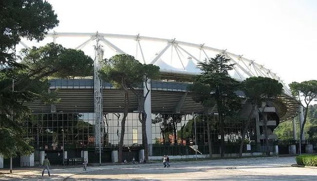 Mặt tiền bên ngoài sân vận động Stadio Olimpico, thể hiện quy mô và kiến trúc đặc trưng
