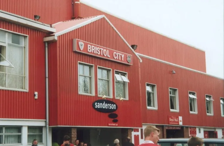 Mặt tiền chính của sân Ashton Gate nhìn từ bên ngoài, hiển thị kiến trúc hiện đại