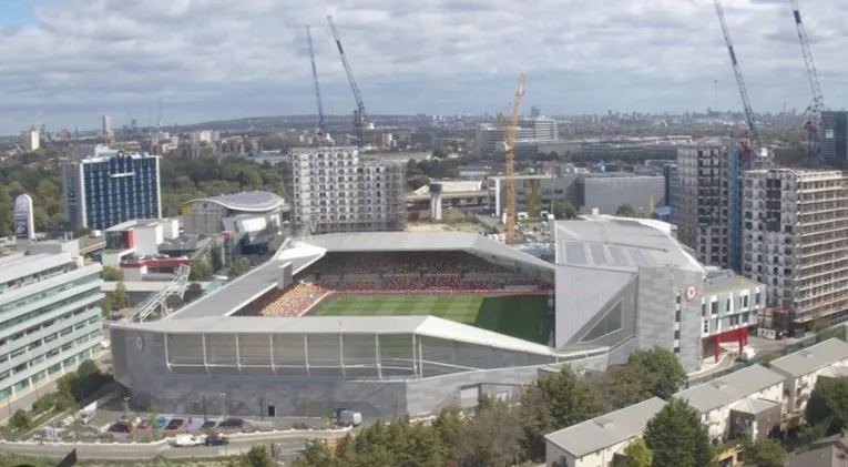 Mặt tiền hiện đại của sân Gtech Community Stadium mới