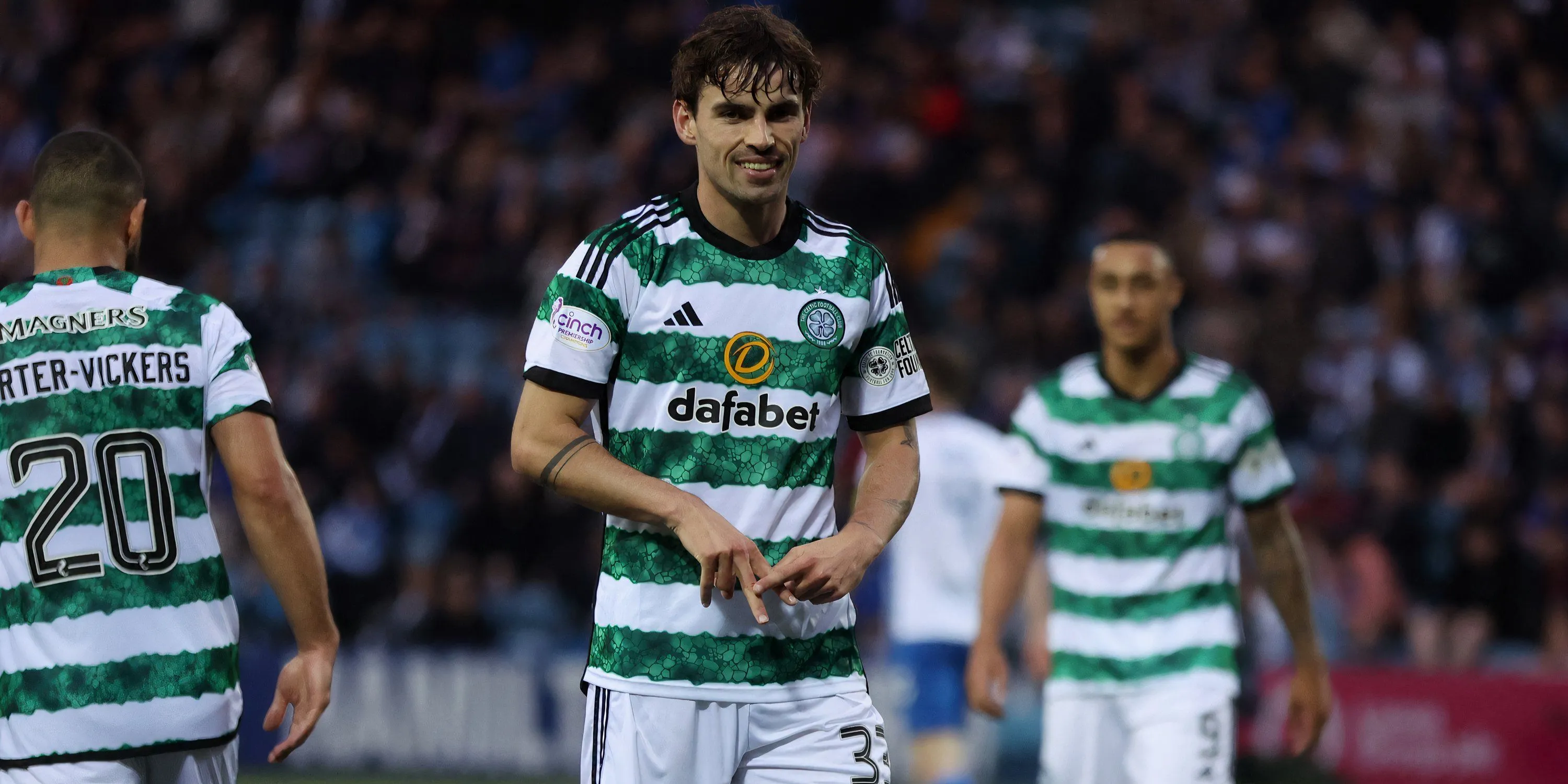 Mô tả Matt O'Riley trong màu áo Celtic tại giải Ngoại hạng Scotland