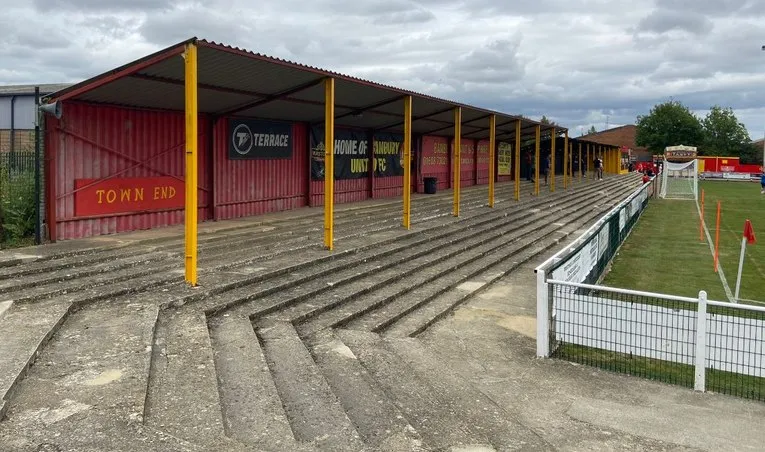 Một góc khán đài đứng (terraces) tại Spencer Stadium, thường dành cho các cổ động viên đội nhà