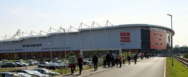 Một góc khán đài và sân cỏ tại New York Stadium