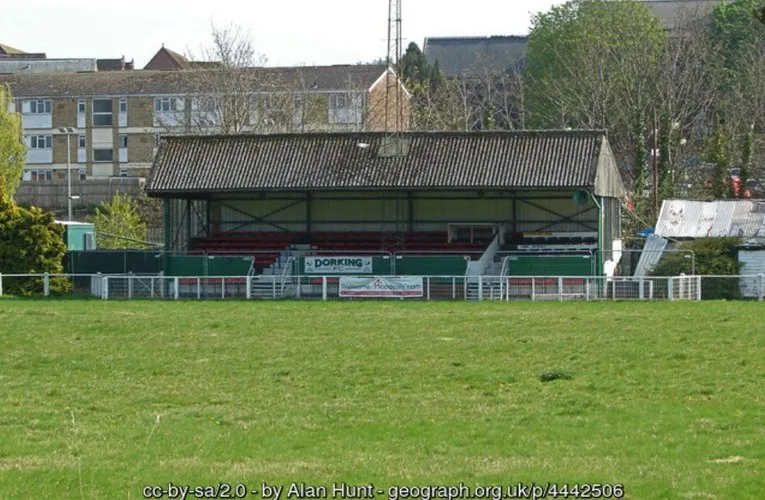 Một phần khán đài cũ tại sân Meadowbank của Dorking FC