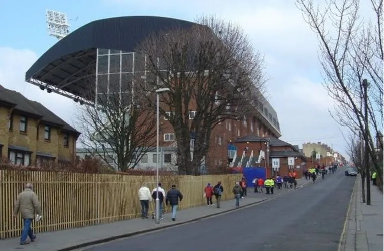 Người hâm mộ Crystal Palace trên đường đến sân Selhurst Park
