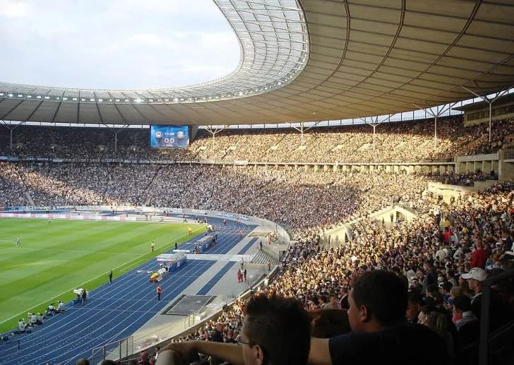 Người hâm mộ Hertha Berlin trên khán đài Olympiastadion đang theo dõi trận đấu