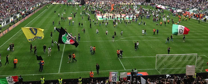 Người hâm mộ Juventus cuồng nhiệt ăn mừng bàn thắng trên khán đài Allianz Stadium