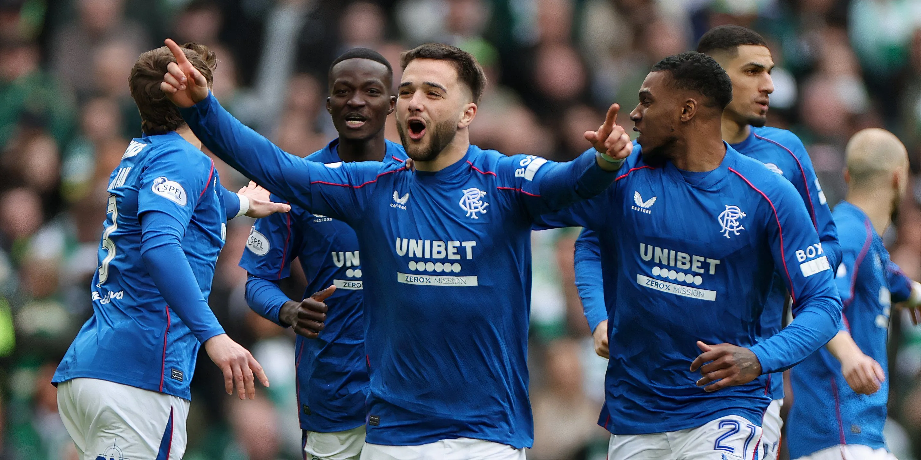 Nicolas Raskin tranh bóng trong trận đấu giữa Rangers và Celtic, cho thấy tầm ảnh hưởng của anh.