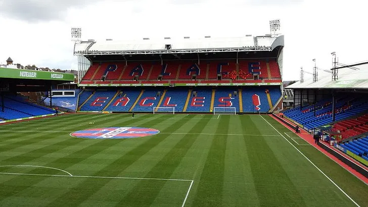 Nội thất bên trong sân vận động Selhurst Park nhìn từ khán đài