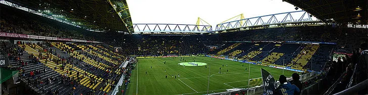 Nội thất sân vận động Signal Iduna Park nhìn từ các khán đài