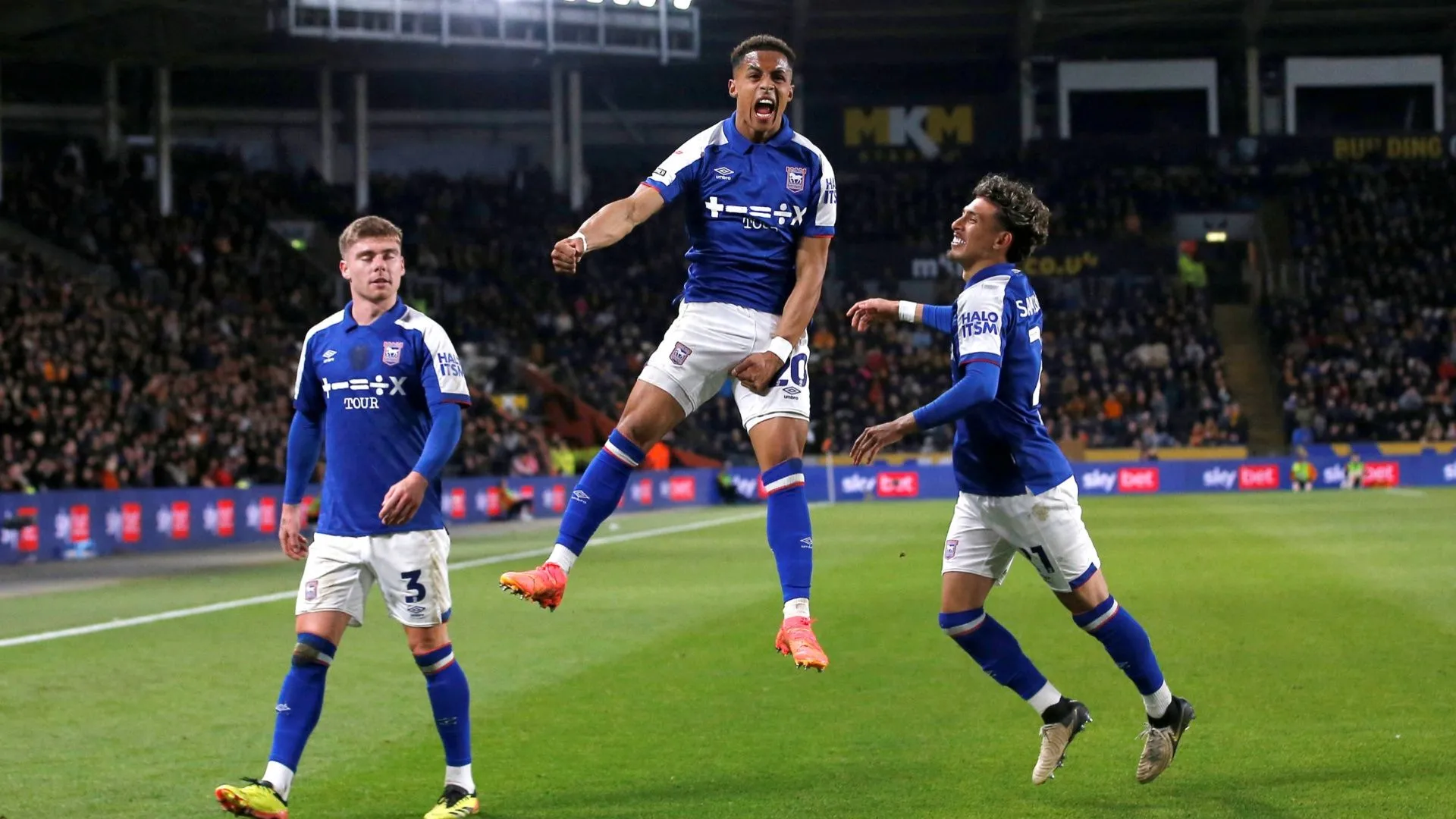 Omari Hutchinson ăn mừng bàn thắng, cầu thủ đang được nhiều CLB Premier League quan tâm