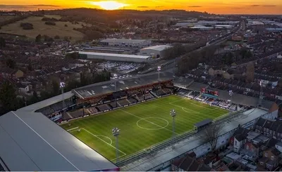 Quan cảnh sân vận động Kenilworth Road nhìn từ trên cao, sân nhà của Luton Town
