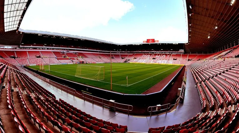 Quang cảnh sân cỏ Stadium of Light nhìn từ khán đài, sẵn sàng cho trận đấu của Sunderland AFC.