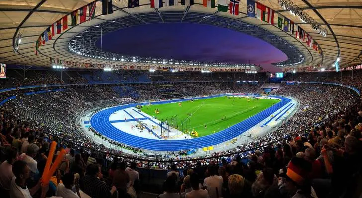 Quang cảnh sân Olympiastadion Berlin vào buổi tối, ánh đèn rực rỡ
